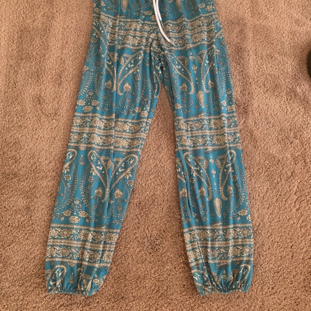 Chic Teal Paisley Cropped Pants